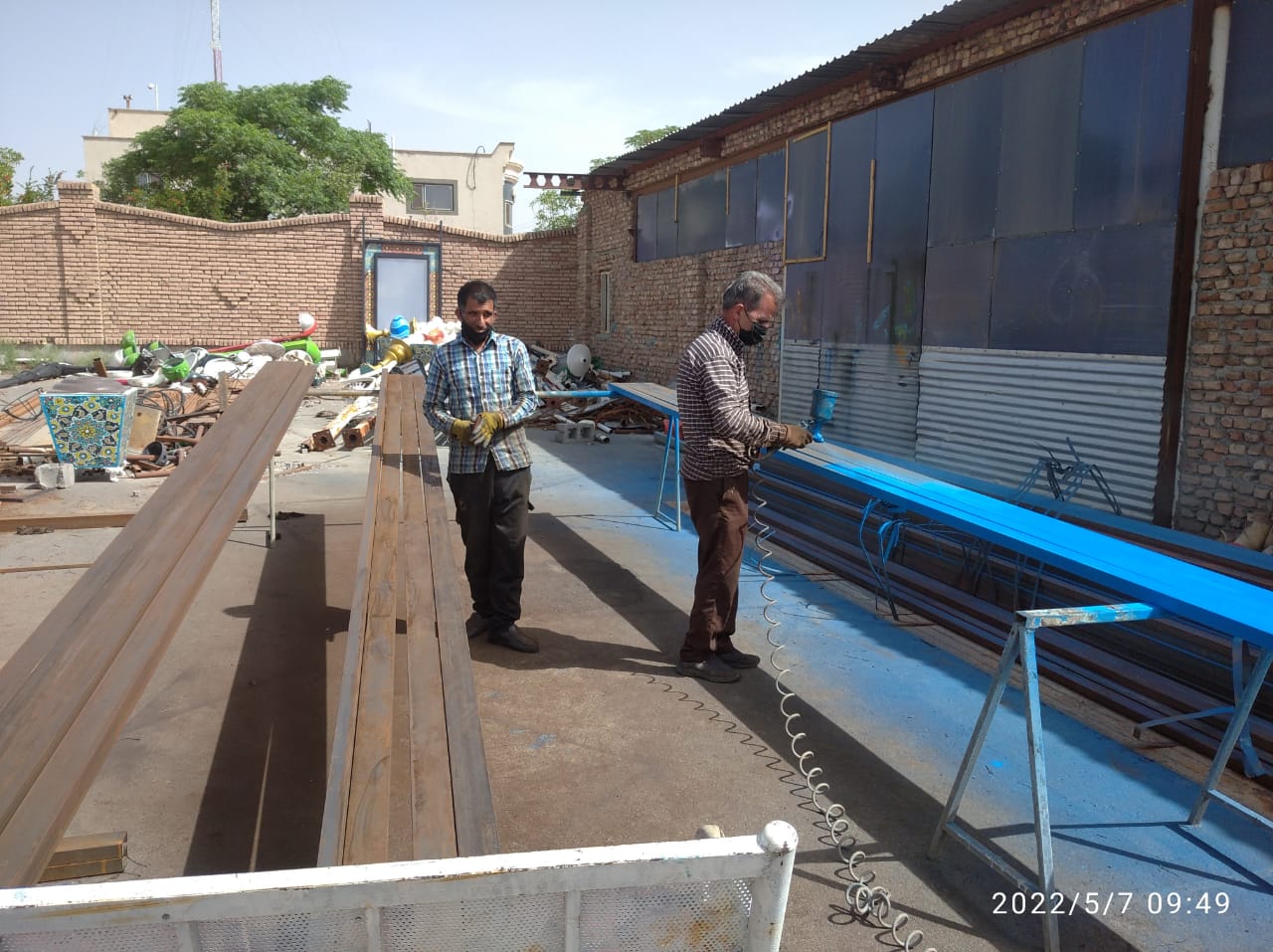 رنگ آمیزی آهن آلات برای احداث غرفه در بازار غفاری